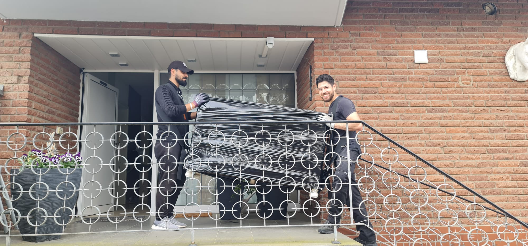 StarkMove Mitarbeiter beim Möbeltransport